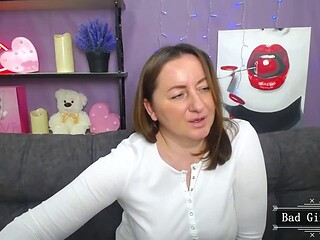 Webcam BBW Brunette Flaunts Natural Big Tits