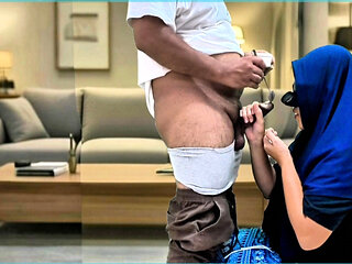 Teman enak laki-laki istri pulang untuk bermain dengannya di ruang tamu . Ice cream on dick she eats cum with ice-cream