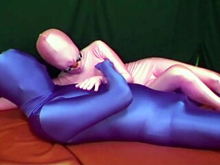 Independent Amateur lesbians toying pussy by double dildo