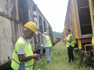 TRABALHADORES PEGARAM PESADO NO TRABALHO E PRA RELAXAR TREPARAM GOSTOSO NO FINAL DA OBRA BASTIDORES