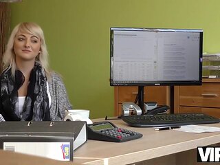 Katy Rose In Langelo Bionda Passa Volentieri Il Couch Casting