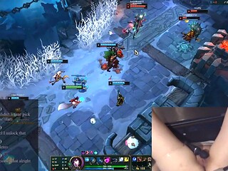 EGirl masturbates while playing League of Legends