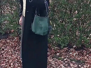 My Muslim Girlfriend Shows Her Pussy Outside in the Park.