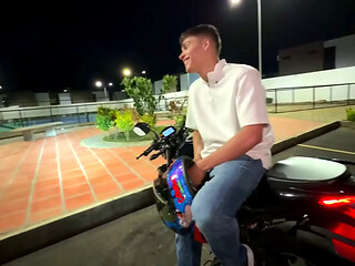 Chico JOVEN TWINK LATINO es follado por el mecanico extra&ntilde_o que le reparo mi moto en la calle