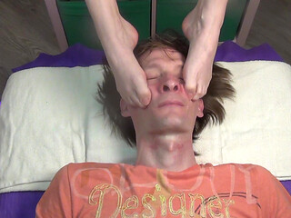 FOOT FETISH   (video - Facial massage with feet)