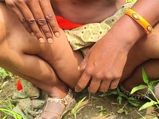 Sonam Pumped Out The Water By Putting A Finger In The Pussy In The Fields