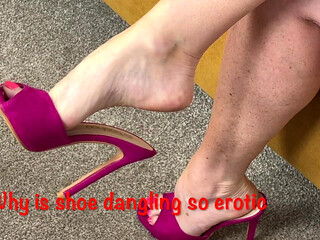 Mrs Mature Feet, Playsuit and Showing Her Barefeet 526