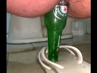 me arrombando na garrafa de vidro
