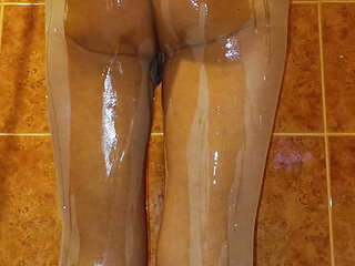 Wet tights. I pour water over myself.