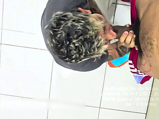 Comecei chupando a rola e terminei com a l&iacute_ngua no cuzinho do jogador