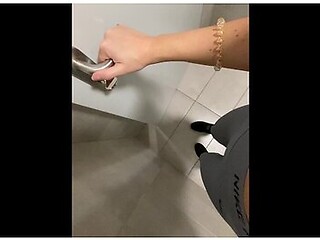 Omg She Masturbates In The Changing Room Before Going To The Gym