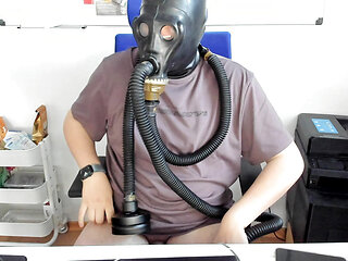 Hendrik Gransow Fagspose S395 from Oberursel jerking off in rubber and cums