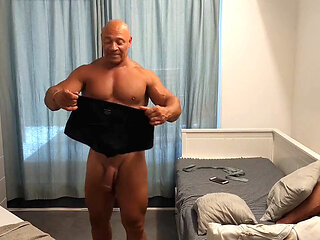 Bodybuilder Randy Jones gets deepthroated by his acquaintance Dexterxxlfun