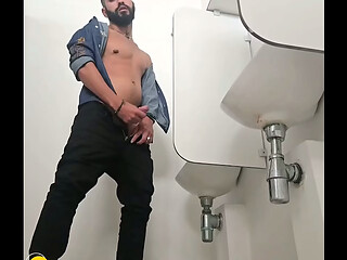 Batendo uma no banho