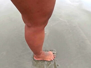 Andando na rua e na praia descal&ccedil_os sujando os p&eacute_s - Fetiche por p&eacute_s