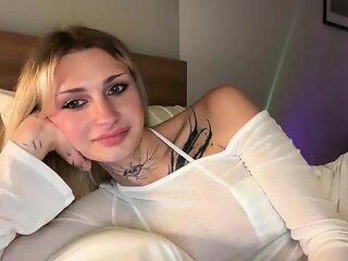 Hot amateur webcam teen masturbates for their fans