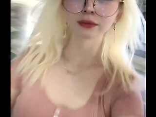 Les gusta como se mueven las tetas de su hermanastra?