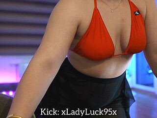 Kick Streamer xLadyLuck95x Know How To Tease Her Viewers