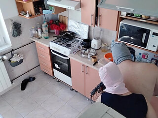 Hot amateur couple having fun in the kitchen. Sexy mom having breakfast in the bedroom, hairy pussy, big tits, big ass.