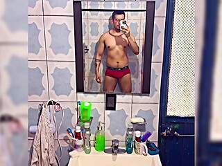 Rico hetero bisexual de gym muestra como qued&oacute_ embarrada su vergota de semen