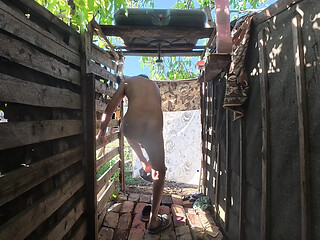 Amateur couple enjoys steamy shower play in the great outdoors