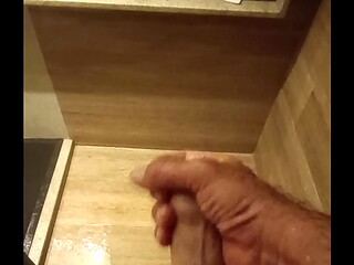Dotado tocando uma no banho
