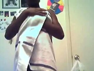 Pretty Ebony Amateur on Webcam