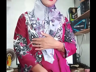 Sexy Hijab Shemale Mitha Zhe Masturbates Cock
