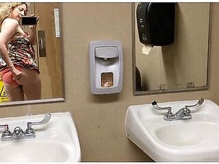 Watch My Sexy Ass & Pussy Peeing