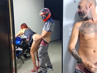Esposa Recebe Motoboy E Corno Se Masturba!