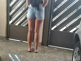 A mulher do meu vizinho &eacute_ muito gostosa e s&oacute_ usa shorts curtinho, ela d&aacute_ pra todo mundo do bairro e agora foi a minha vez de comer essa putinha