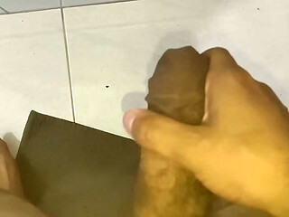 Punheta bem gostosa do corno