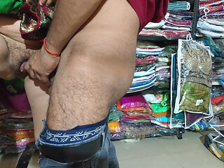 Fucked Bhabhi in exchange for a new saree