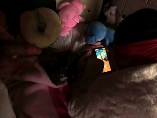 mi padrastro es dadivoso conmigo me regal&oacute_ un CELULAR pero a cambio debo CHUPARSELA y que meta sus dedos en mi cl&iacute_toris PORNO LATINO en HD