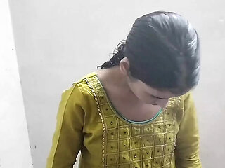 Desi aunty ko saman dene ke bahane pel diya