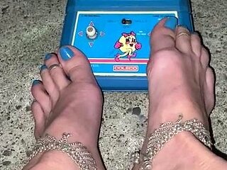 Lezlyan aka la_little_dancer_feet OnlyFans - Who remembers