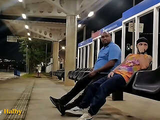 Mamei o motorista na espera do &ocirc_nibus
