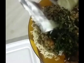 Neg&atilde_o cheio de tes&atilde_o macetando a farofinha