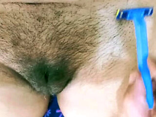 Asian babe shaves her tight pussy with boyfriend's help - Super Love