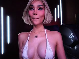 Amateur blonde having solo pleasure