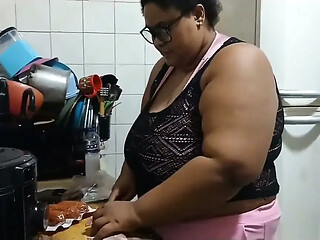 Stepmother in the Kitchen, Fucking Until She Gets a Lot of Cum in Her Mouth.