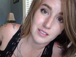 Brunette amateur webcam babe pleases pussy