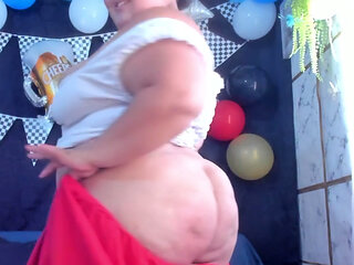 A very sensual dance, showing off my huge body, and finishing with a delicious blowjob.