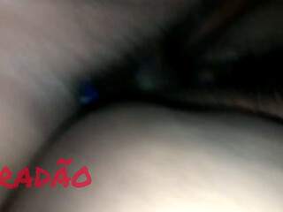Preta tomando leite no rabo