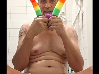 Vandaag heb ik mijn Pride Regenboog Dildo'_s uitgeprobeerd in mijn kleine geile kontgaatje. Dildo maat M = 19,5 cm lang &amp_ 3,5 cm dik,, Dildo maat XL = 26,5 cm &amp_ 4,5 cm dik. Verders heb ik mij afgetrokken &amp_ Mijn sperma stiekem doorgeslikt