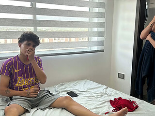 Mi inocentre hijastro ve mis bragas y le dan ganas de masturbarse con ellos.