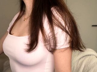 Brunette amateur webcam babe pleases pussy