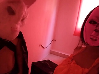 SORPRENDENTE Y REAL!! LA MODELO LLEVA A UN CONEJO MALO EN LA FIESTA DE LOS DISFRACES Y TERMINAN FOLLANDO MUY INTENSO EN PLENA FIESTA. PORNO REAL CASERO. 1