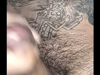 Pau peludo nas bolas pika grande gozando bem gostoso um gozo grosso em c&acirc_mera lenta da pra ver o leite saindo bastante da cabecinha rosadinha deliciosa essa pika assista at&eacute_ o final voc&ecirc_ vai goza muito gostoso com esse bruxo.