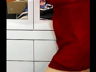 PADRASTO COLOCA C&Acirc_MERA ESCONDIDA E FILMA SUA ENTEADA LINDA TROCANDO RE ROUPA AP&Oacute_S O BANHO. E QUANDO SUA ESPOSA N&Atilde_O ESTA EM CASA ELE BATE UMA PUNHETA E GOZA ASSISTINDO A GOSTOSA NOVINHA DA BUNDA BRANCA E SUA BUCETA SUCULENTA RASPADA COM